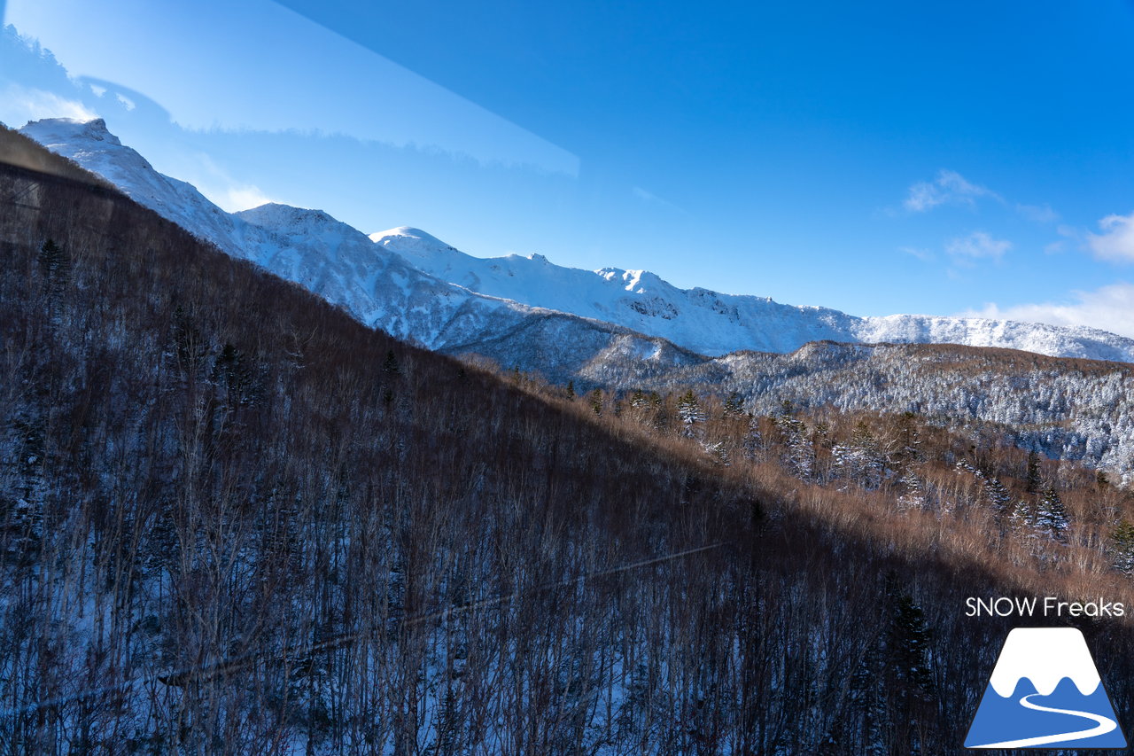 大雪山層雲峡・黒岳ロープウェイスキー場｜雪質も、景色も。やはり黒岳は別格。パウダースノーが舞う、北海道最高所にあるスキー場が営業開始！